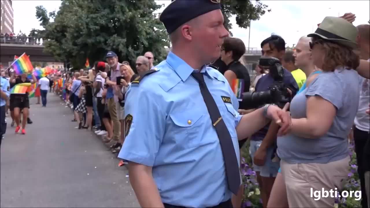 Stockholm Onur Yürüyüşü'nde Dans Eden Polis
